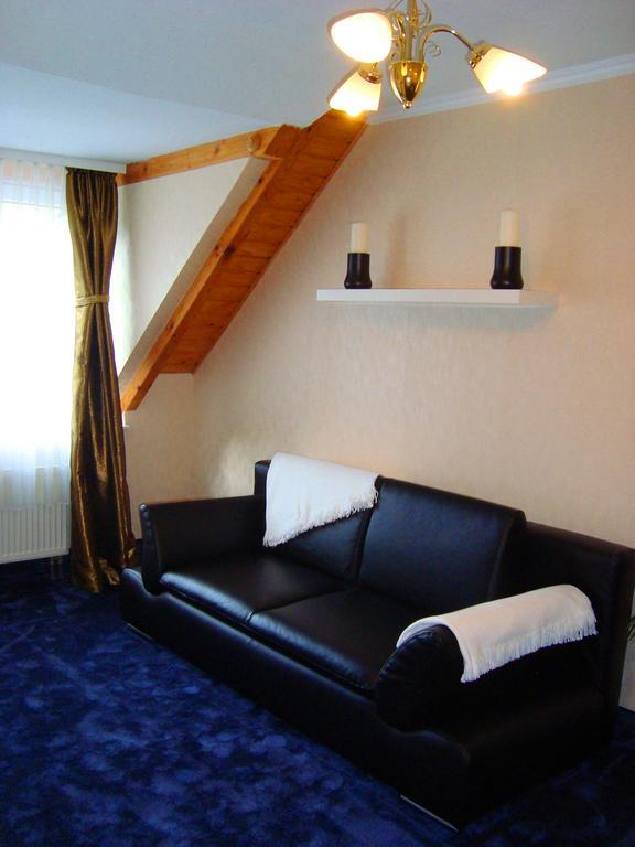 Hotel Zum Goldenen Hirsch Sankt Kilian エクステリア 写真