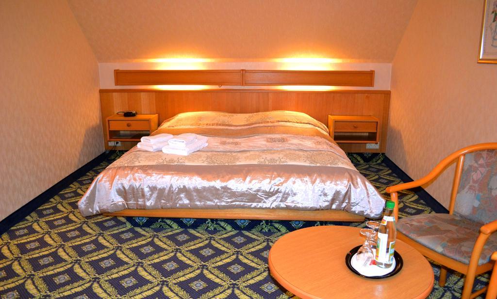 Hotel Zum Goldenen Hirsch Sankt Kilian エクステリア 写真