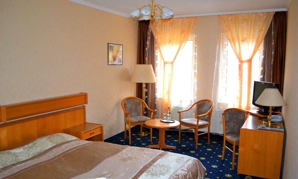 Hotel Zum Goldenen Hirsch Sankt Kilian エクステリア 写真