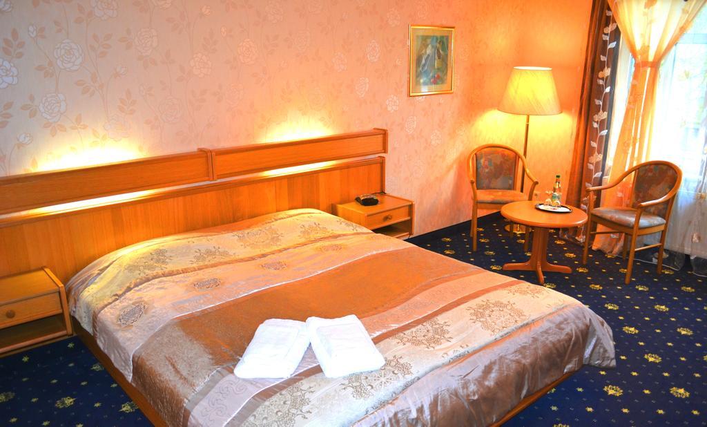 Hotel Zum Goldenen Hirsch Sankt Kilian エクステリア 写真