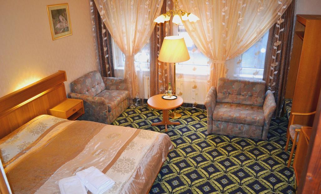 Hotel Zum Goldenen Hirsch Sankt Kilian 部屋 写真