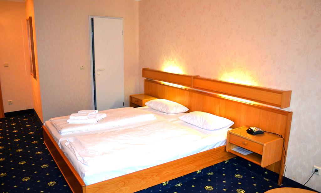 Hotel Zum Goldenen Hirsch Sankt Kilian 部屋 写真