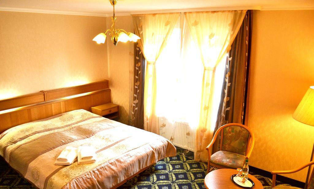 Hotel Zum Goldenen Hirsch Sankt Kilian エクステリア 写真