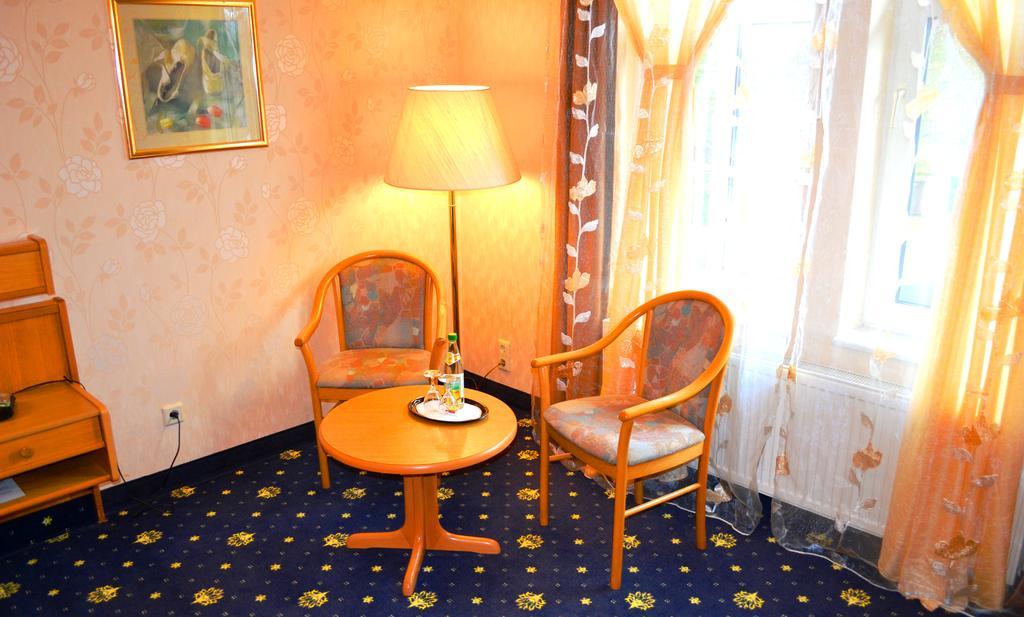 Hotel Zum Goldenen Hirsch Sankt Kilian 部屋 写真