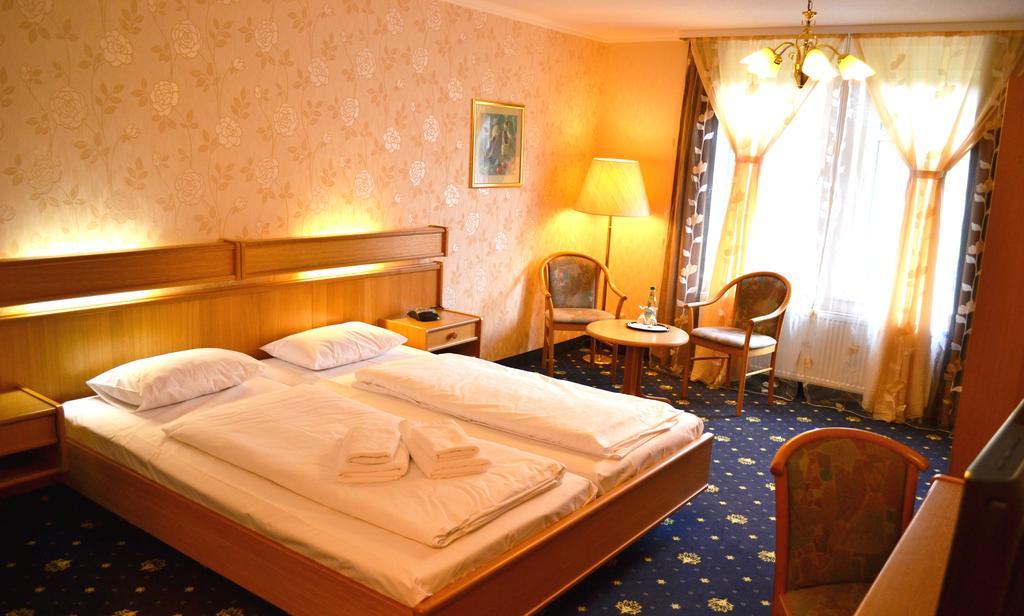 Hotel Zum Goldenen Hirsch Sankt Kilian エクステリア 写真