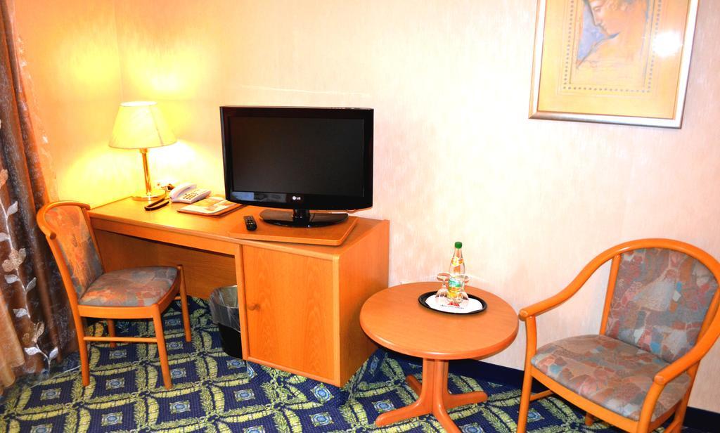 Hotel Zum Goldenen Hirsch Sankt Kilian 部屋 写真