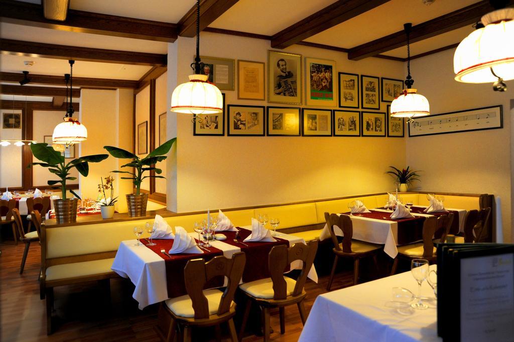 Hotel Zum Goldenen Hirsch Sankt Kilian エクステリア 写真