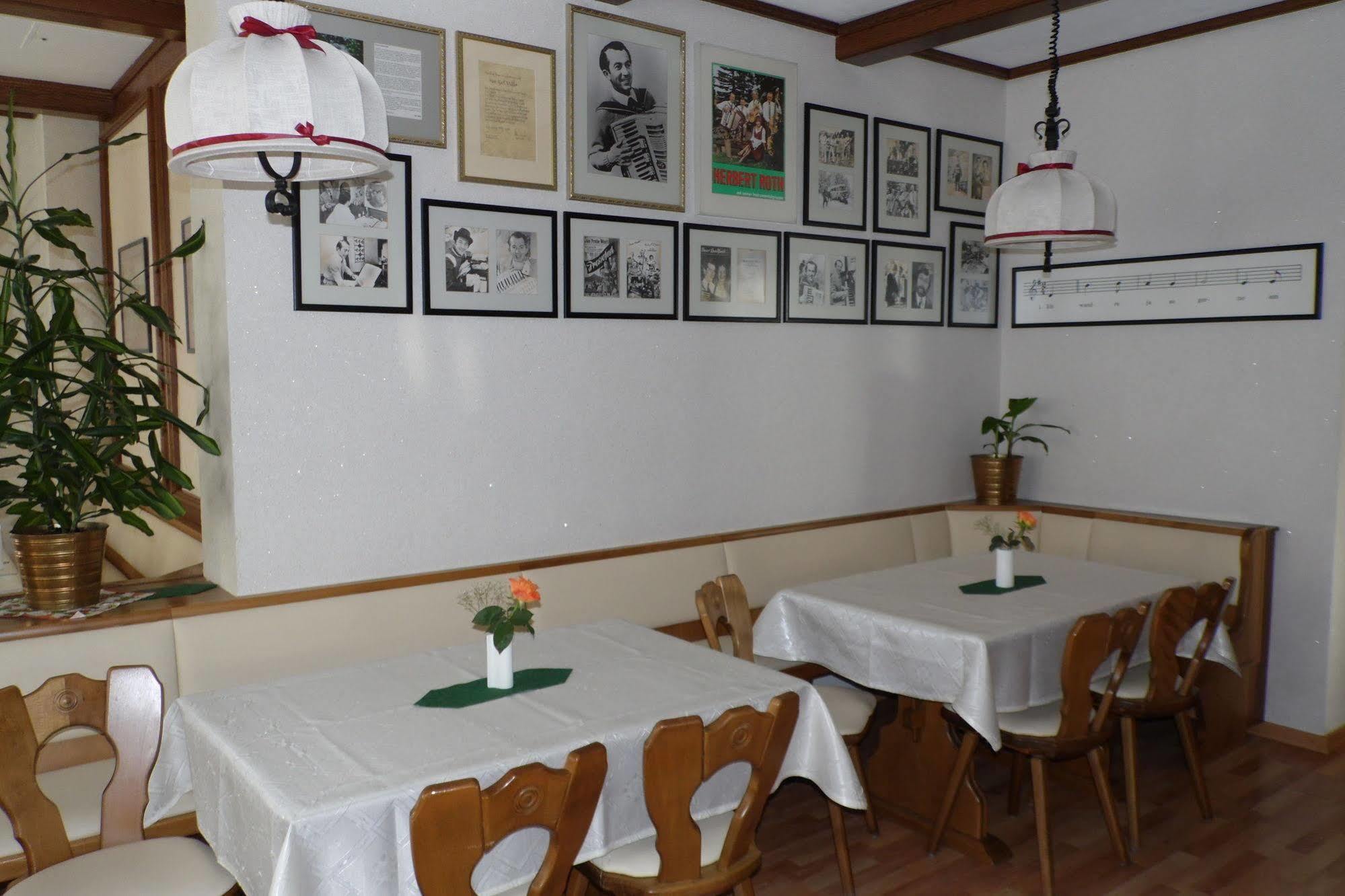Hotel Zum Goldenen Hirsch Sankt Kilian エクステリア 写真