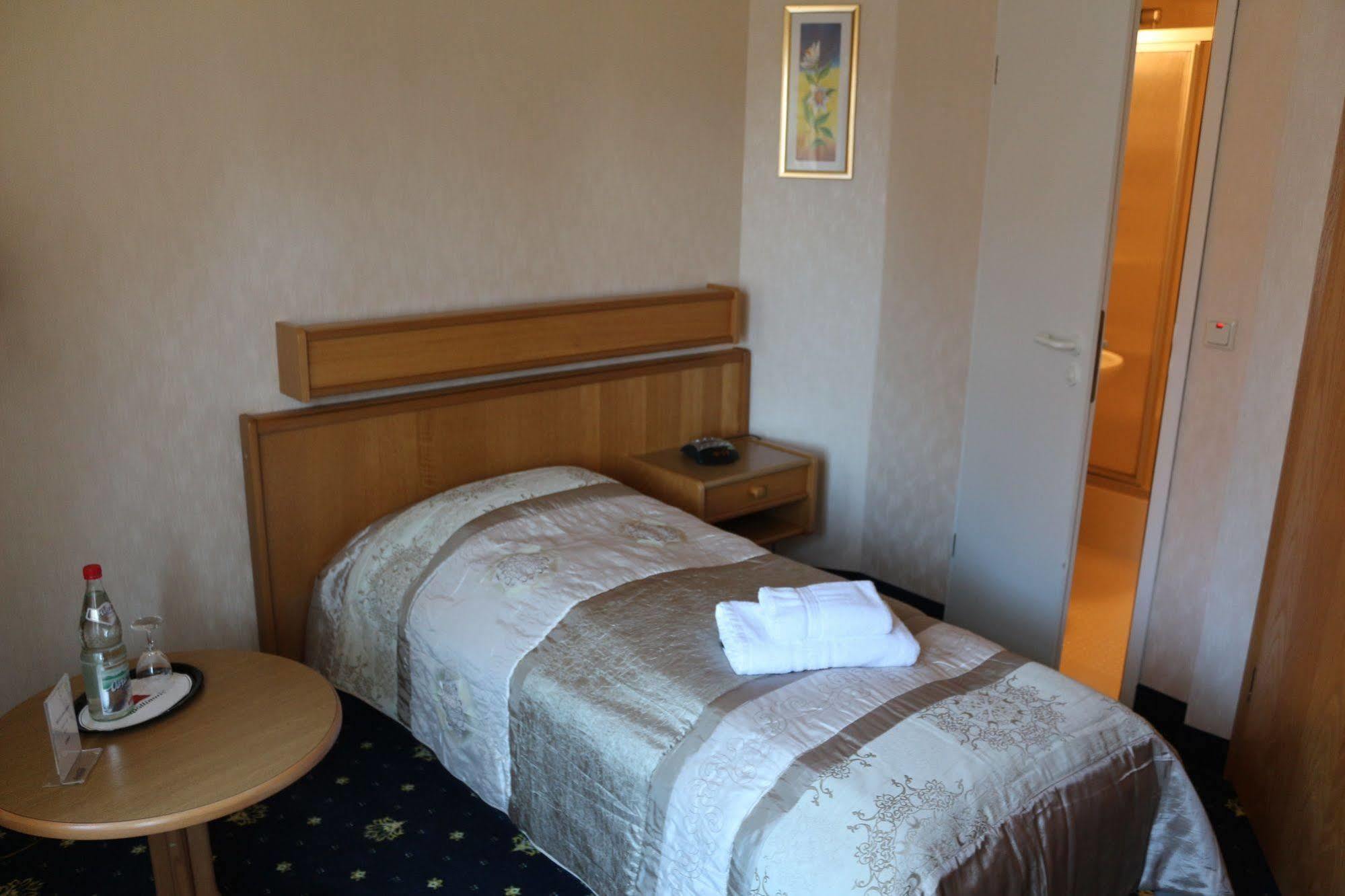 Hotel Zum Goldenen Hirsch Sankt Kilian エクステリア 写真