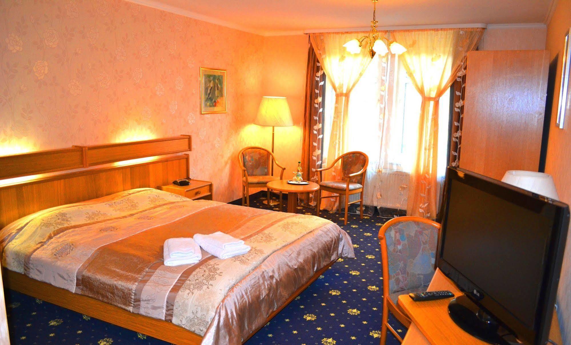 Hotel Zum Goldenen Hirsch Sankt Kilian エクステリア 写真