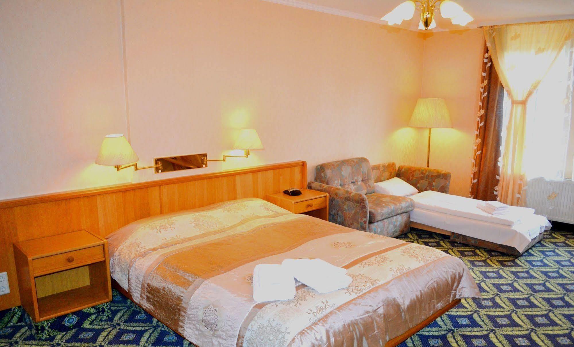 Hotel Zum Goldenen Hirsch Sankt Kilian エクステリア 写真