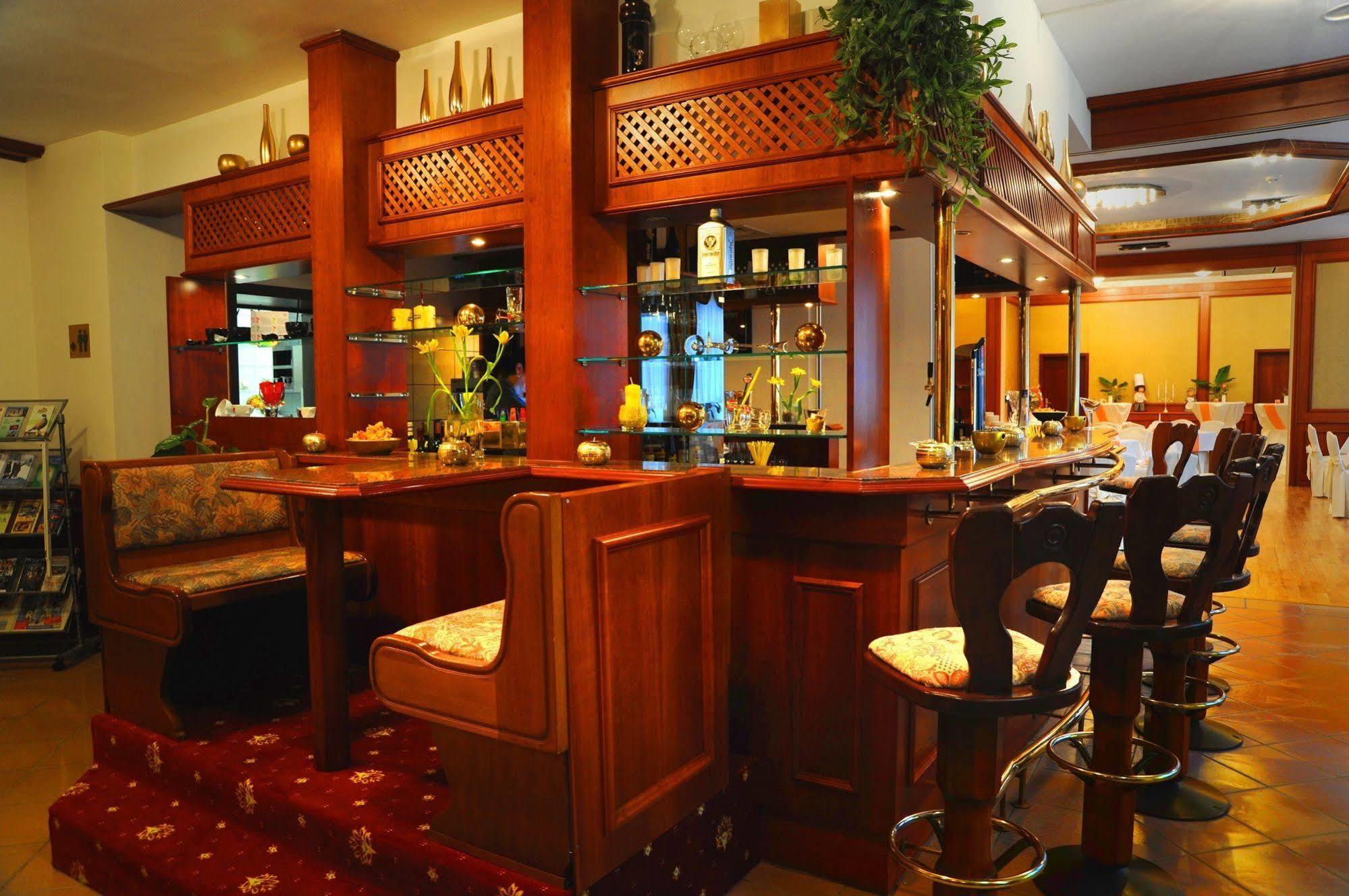 Hotel Zum Goldenen Hirsch Sankt Kilian エクステリア 写真