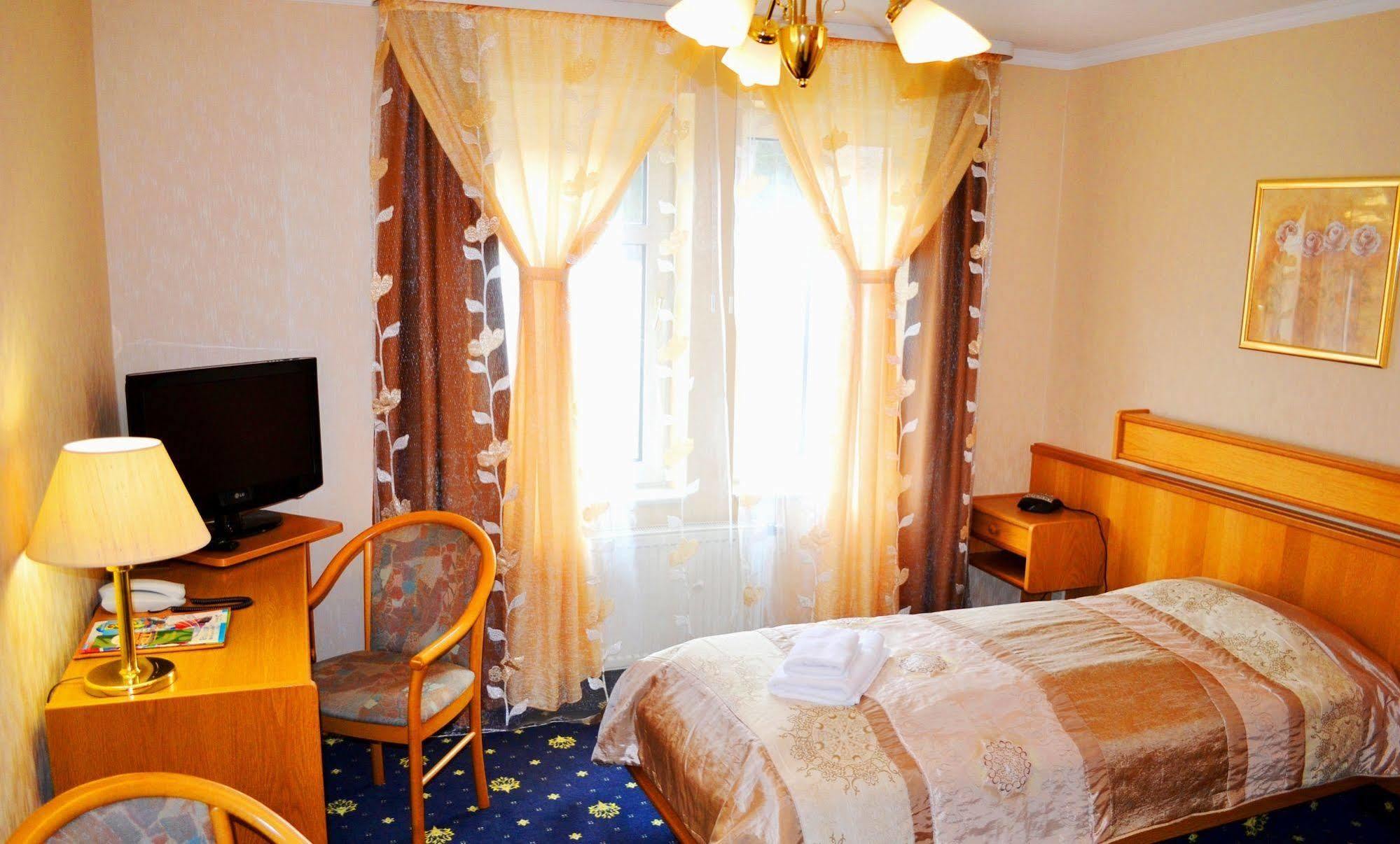 Hotel Zum Goldenen Hirsch Sankt Kilian エクステリア 写真